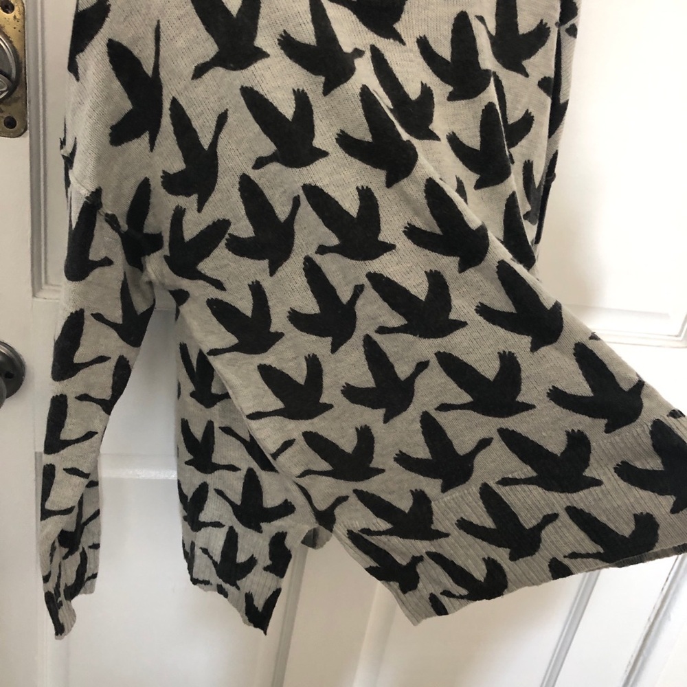 H&M Black Grey Swallow Bird Print Pattern Sweater Medium - Picture 4 of 7